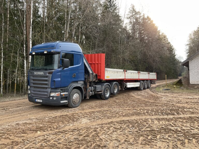 Felner Grupp kraanaga veoauto